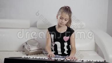 女孩`<strong>钢琴键盘</strong>上的手。 女孩<strong>弹钢琴</strong>，合上<strong>钢琴</strong>。 手放在<strong>钢琴</strong>的白键上